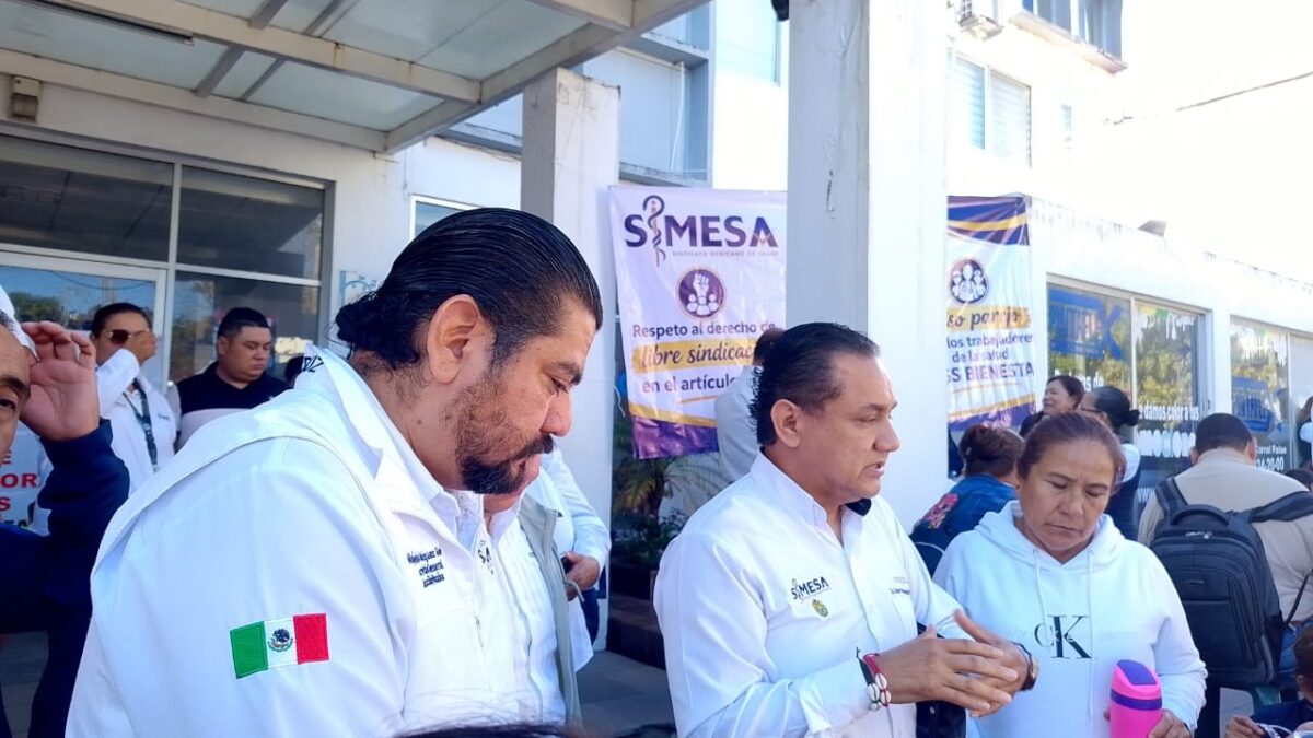 Protesta en Xalapa por condiciones laborales en IMSS-Bienestar