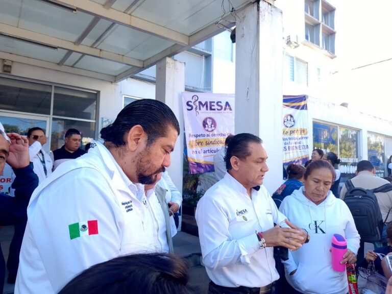 Protesta en Xalapa por condiciones laborales en IMSS-Bienestar