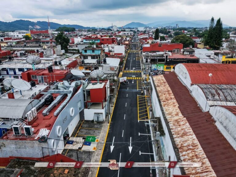 Rehabilitan pavimentación en la avenida 5 de Córdoba