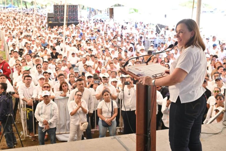 Rocío Nahle apoya al magisterio y destaca su labor
