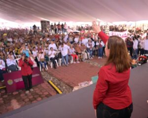 Rocío Nahle entrega apoyos a emprendedores en Coatzacoalcos