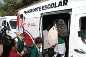 Rocío Nahle entrega transporte escolar en Barranca Grande