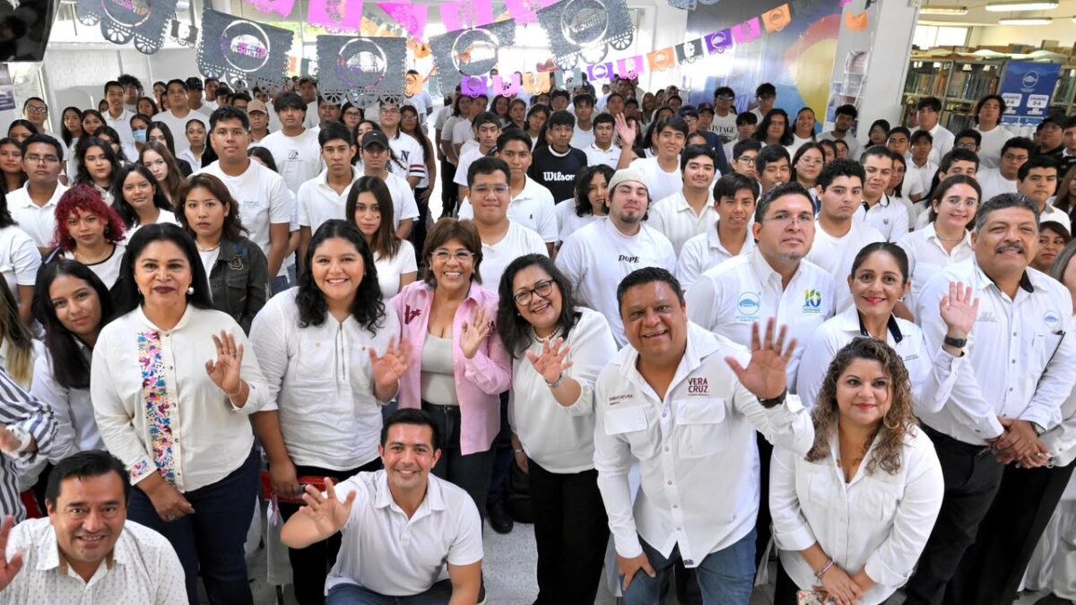 Rosa María entrega becas a estudiantes universitarios en Veracruz