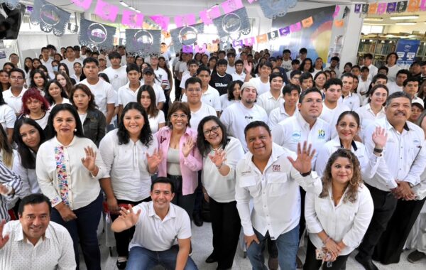 Rosa María entrega becas a estudiantes universitarios en Veracruz