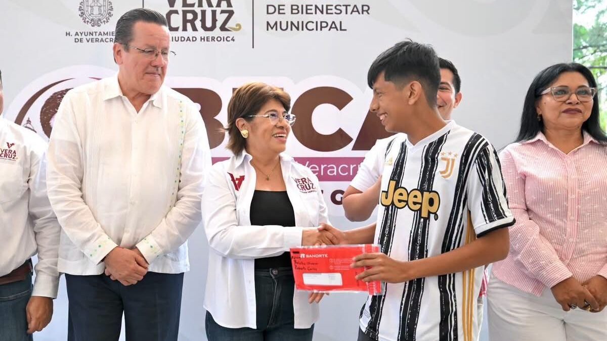 Rosa María entrega becas universitarias en Veracruz