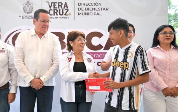 Rosa María entrega becas universitarias en Veracruz