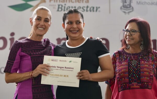 Sheinbaum entrega créditos a mujeres en Michoacán