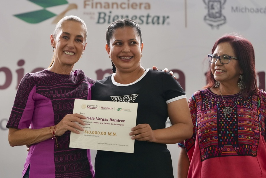 Sheinbaum entrega créditos a mujeres en Michoacán