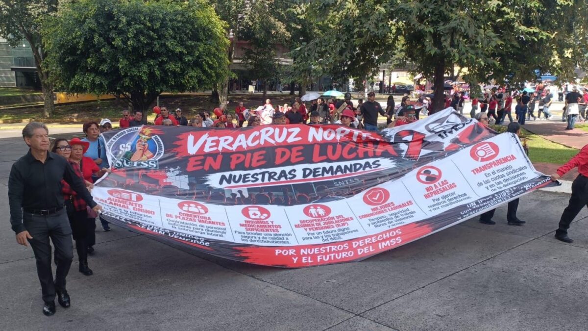 Trabajadores del IMSS exigen mejores condiciones laborales en marcha