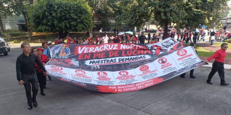 Trabajadores del IMSS exigen mejores condiciones laborales en marcha