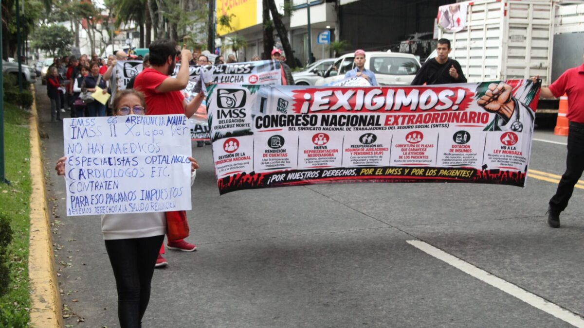 Trabajadores del IMSS protestan en Xalapa por mejores condiciones laborales