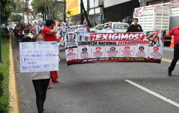 Trabajadores del IMSS protestan en Xalapa por mejores condiciones laborales
