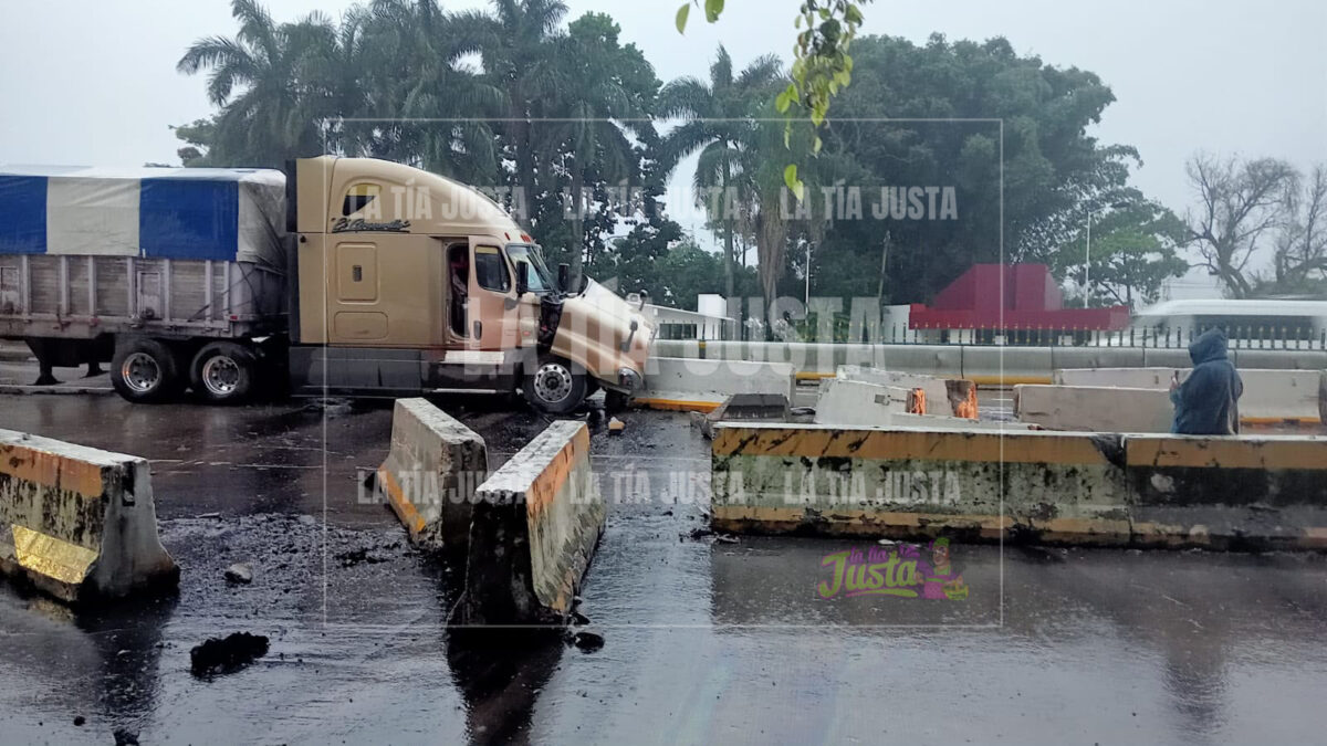 Tractocamión se impacta contra muros en Fortín