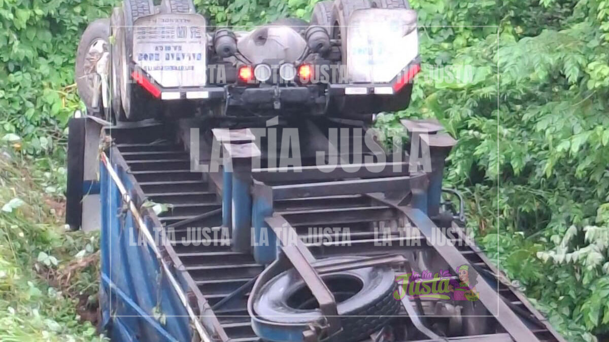 Tráiler atropella y causa muerte de su conductor en Acayucan