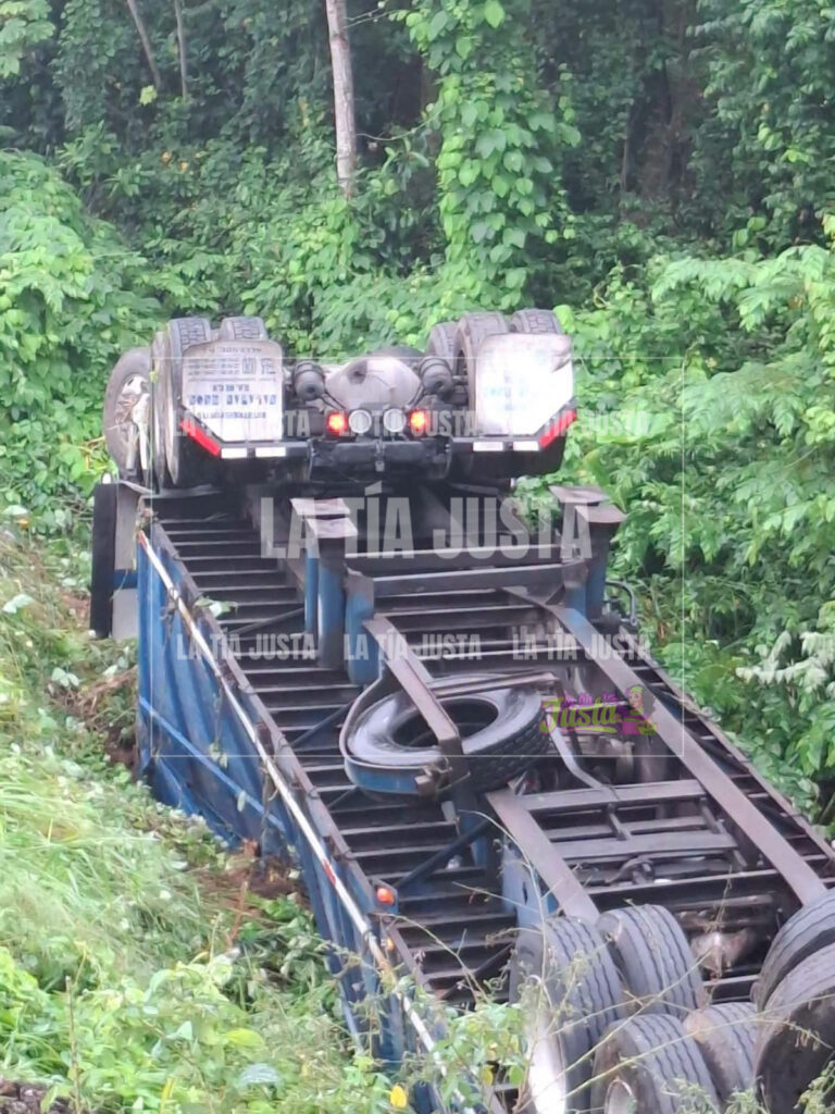 Tráiler atropella y causa muerte de su conductor en Acayucan