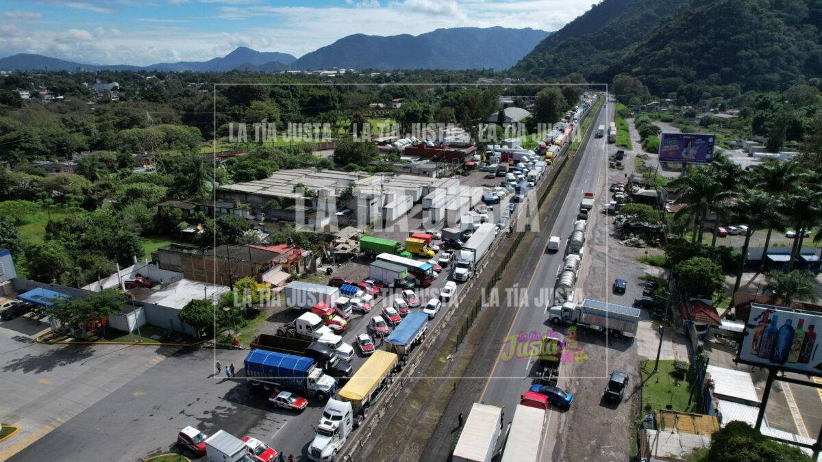 Transportistas inician paro indefinido en Huiloapan