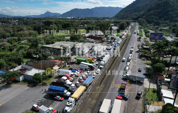 Transportistas inician paro indefinido en Huiloapan