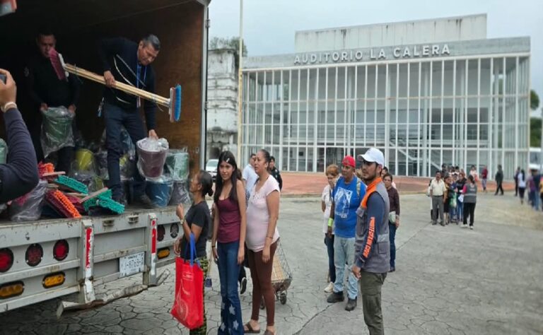 Veracruz entrega ayuda a familias afectadas por lluvias