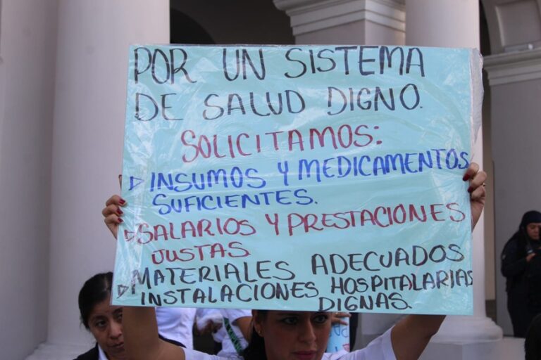 Votación del IMSS por aumento salarial en medio de protestas