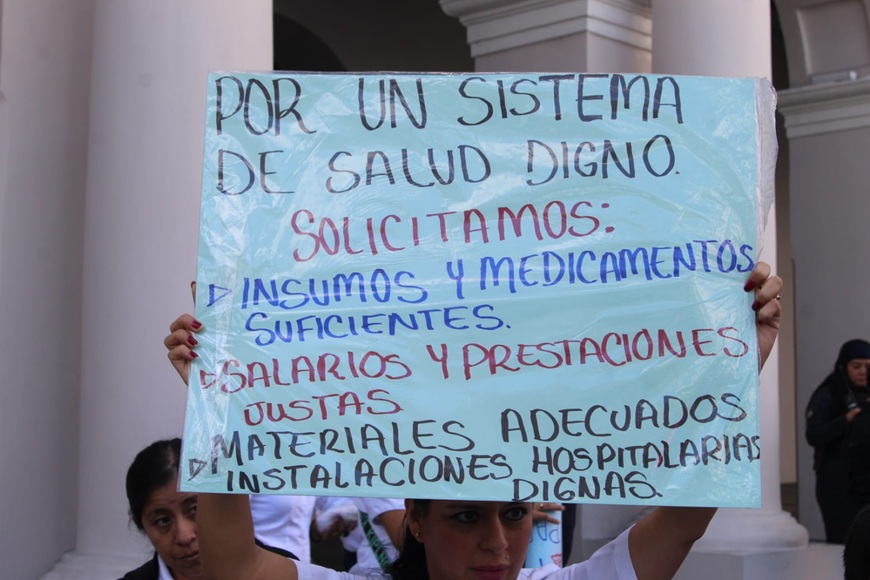 Votación del IMSS por aumento salarial en medio de protestas